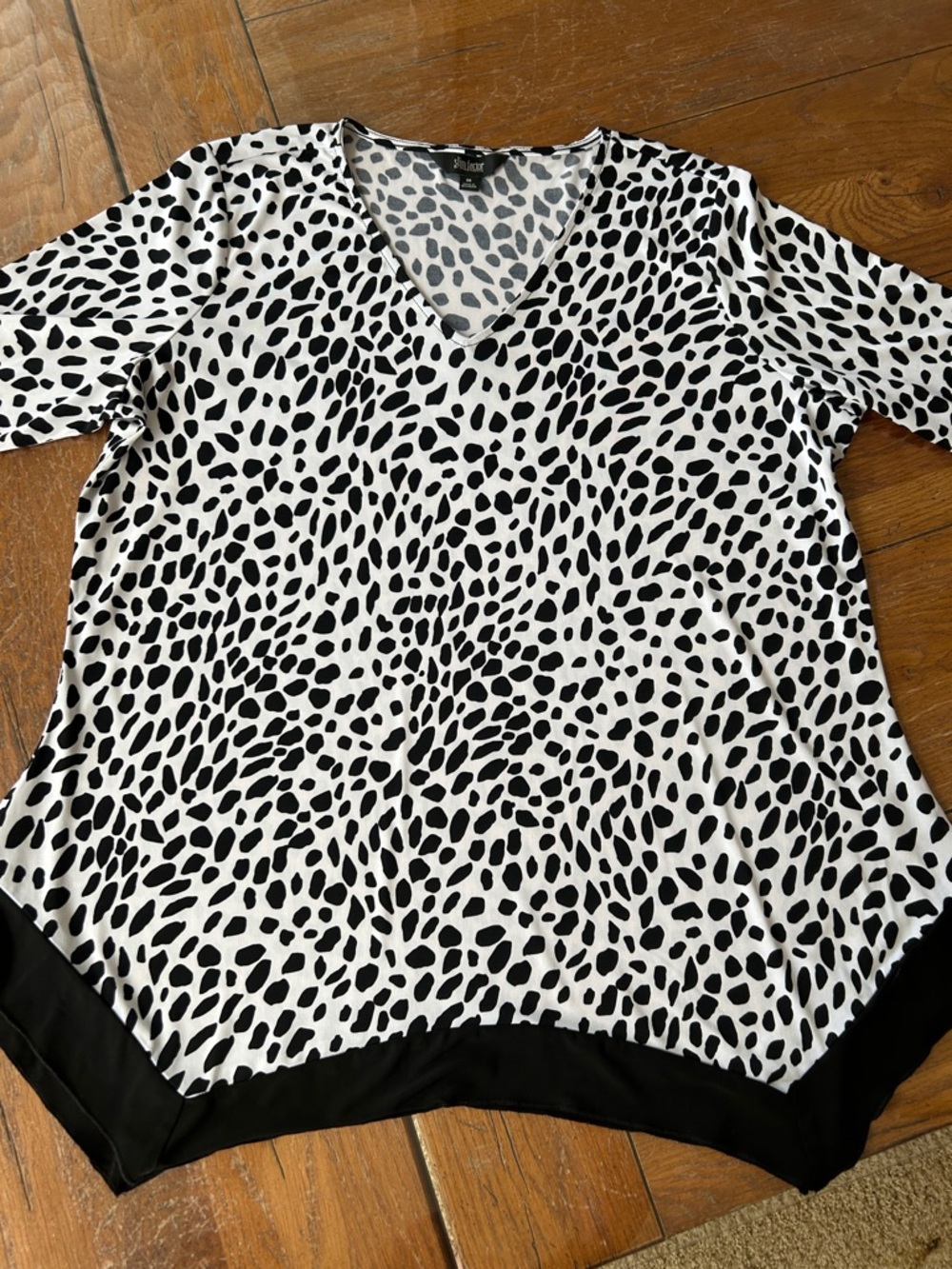 Slim Factor Black & White Printed V-Neck Women's Top - Classic Spot Pattern